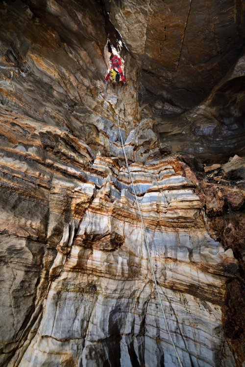 Black Flies Pit (Vermont, USA) - Spéléo descendant un puits dans des marbres colorés(SP-19-1803)